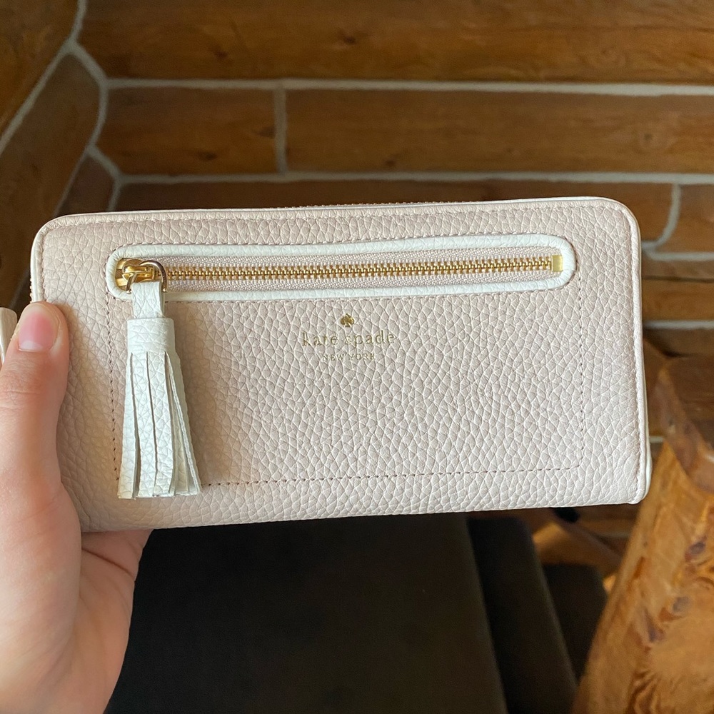 Tan/ white Kate spade wallet new with out tags